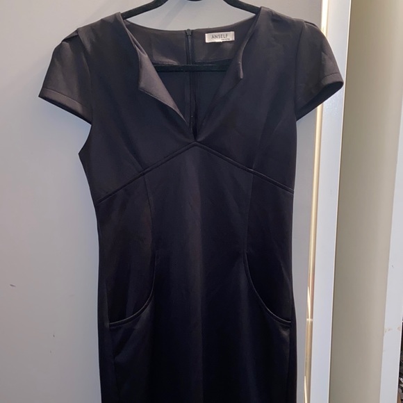 Little black dress with pockets and small v neck in size Medium and mid length - Picture 1 of 5